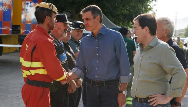 Pedro Sánchez, acompañado por Alfonso Fernández Mañueco, a su llegada al Puesto de Mando en Navaluenga