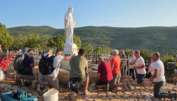 os jóvenes de la Comunidad Cenáculo dando gracias a Dios por el trabajo de restauración terminado