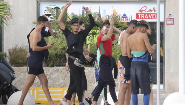 Más de 400 personas, según los cálculos estimados por fuentes policiales, aguardan en estos momentos poder acceder al interior del Centro de Estancia Temporal de Inmigrantes (CETI), cuyo recinto tiene cubiertas sus 512 plazas e incluso alguna más. Según ha podido comprobar EFE, la continua entrada de migrantes por la vía marítima ha motivado que la carretera de acceso al CETI se haya convertido en un campamento improvisado de jóvenes marroquíes y argelinos y, en menor medida, subsaharianos, que aguardan su acceso al interior de las instalaciones habilitadas por el Gobierno.-EFE/Reduan