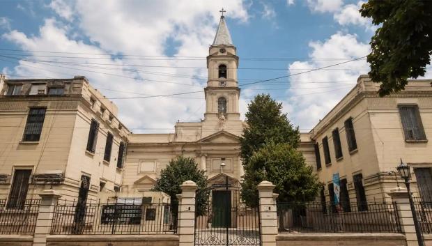 Fachada del Santuario de San Cayetano de Liniers, en Buenos Aires, uno de los principales lugares de devoción popular al santo del pan y del trabajo en Argentina.