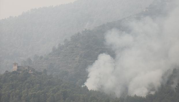 Imagen del humo acorralando la ermita de Santa Bárbara en Onda (Castellón)