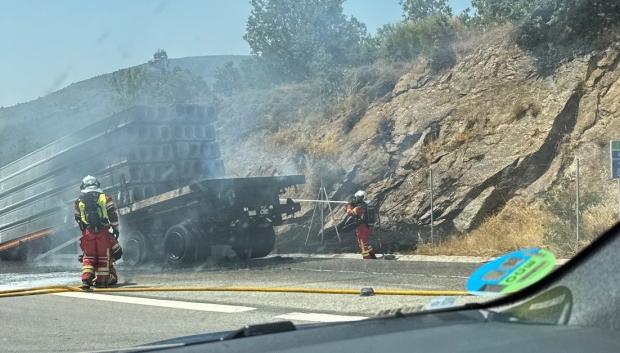 La prioridad de los bomberos: apagar el talud y el vehículo