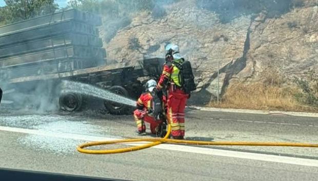 Los bomberos se afanan en apagar el camión