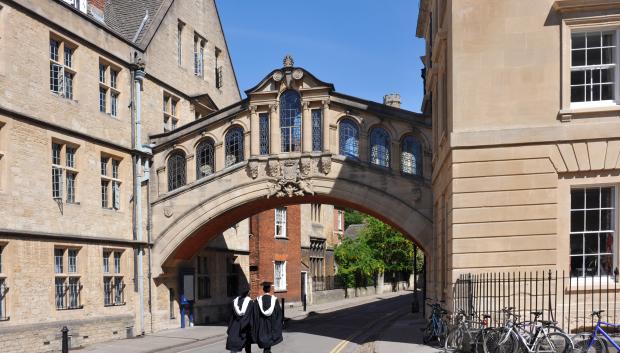 Graduados de Oxford junto al emblemático puente Hertford de la Universidad, conocido popularmente como el Puente de los Suspiros