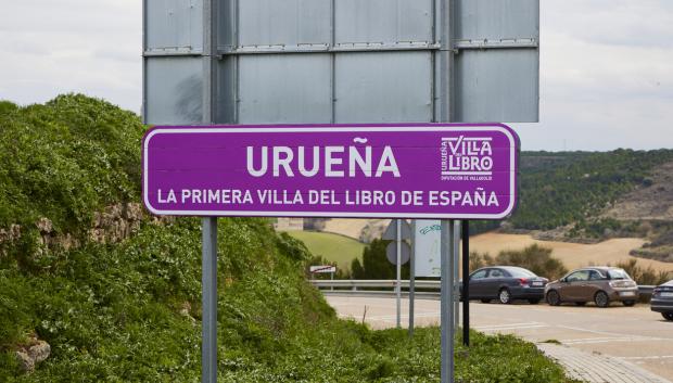 Cartel con el título de primera Villa del Libro de España