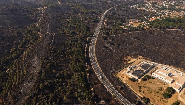 Fotografía aérea de una zona calcinada por el fuego en la Sierra Oeste