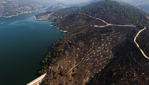 Fotografía aérea de una zona calcinada por el fuego en la Sierra Oeste