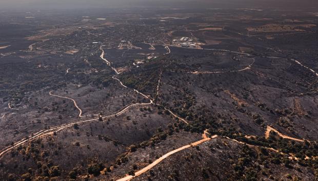 Fotografía aérea de una zona calcinada por el fuego en la Sierra Oeste