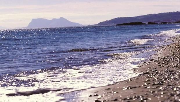 En la playa se divisa el Peñón de Gibraltar y buena parte del estrecho, así como África