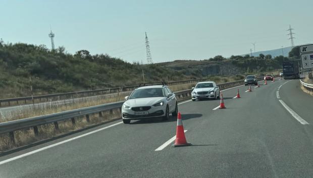 El tráfico se reconduce constantemente a la calzada contraria por el mal estado de la carretera
