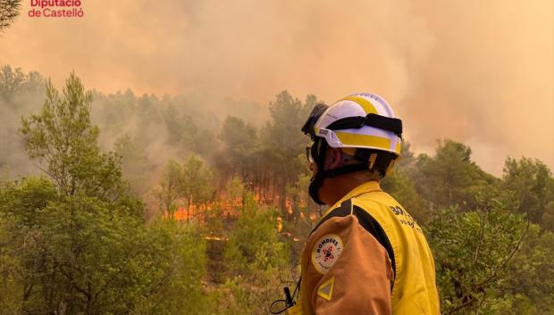(Foto de ARCHIVO)
Un bombero en el incendio de Vall d'Uixó (Castellón)

REMITIDA / HANDOUT por CONSORCIO BOMBEROS CASTELLÓN
Fotografía remitida a medios de comunicación exclusivamente para ilustrar la noticia a la que hace referencia la imagen, y citando la procedencia de la imagen en la firma
27/7/2026