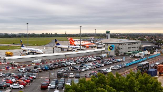 Aviones Ryanair y EasyJet aeropuerto de Londres Southend