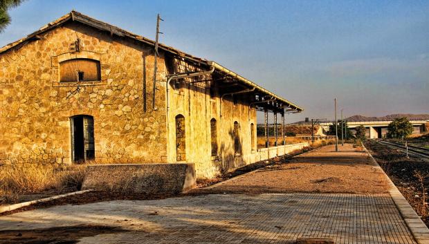 Estación de tren abandonada en Tobarra tras el cese de servicio en 1995