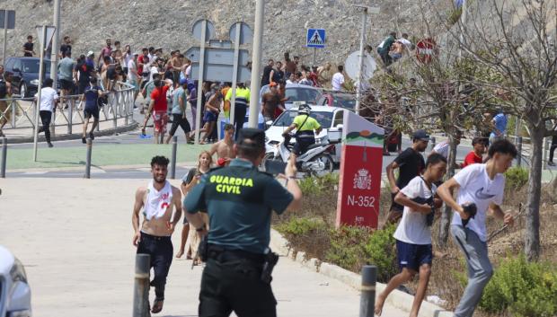 Miles de marroquíes saltaron ayer la valla entre Castillejos (Marruecos) y Ceuta