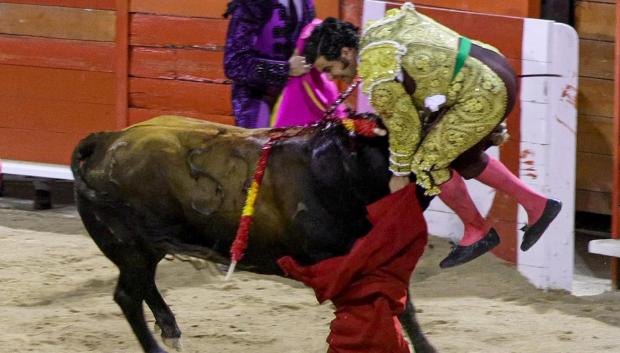 El diestro Morante de la Puebla sufre una cogida al entrar a matar