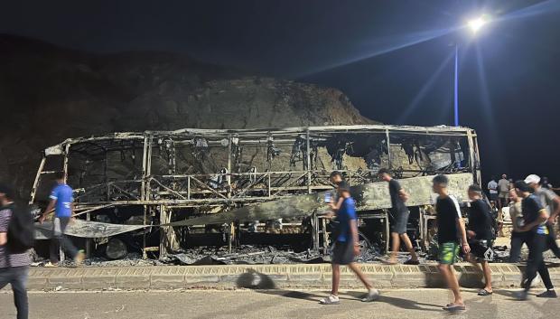 Vehículo quemado en la frontera de Ceuta tras los incidentes de la noche