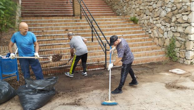 Juan y sus compañeros realizan tareas de limpieza y mantenimiento para evitar la degradación del parque