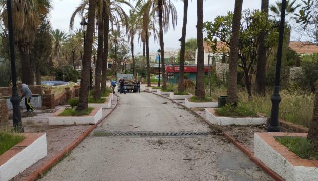 Una de las calles del parque que, tras cinco años de abandono, se mantienen limpias por el trabajo de Juan y sus compañeros