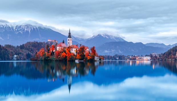 Preciosa vista del lago Bled con su iglesia en medio