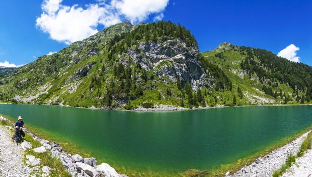 Excursionista en el camino alrededor del lago Krn, en el Parque Nacional Triglav