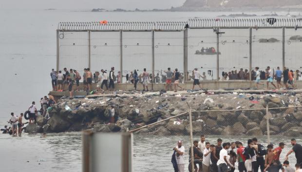 Centenares de inmigrantes de origen marroquí en la frontera de Tarajal