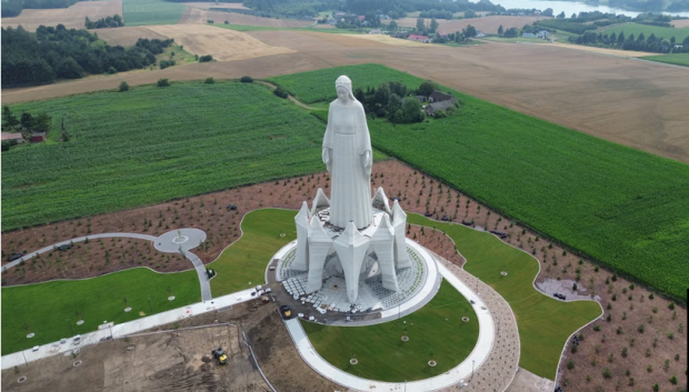 Un plano aéreo de la escultura mariana de 55 metros