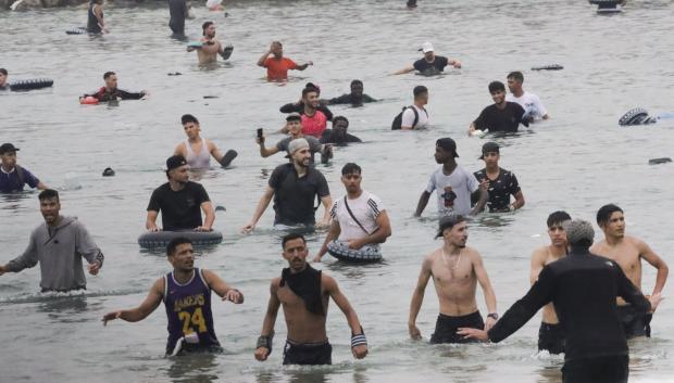 Inmigrantes durante el asalto a la ciudad de Ceuta