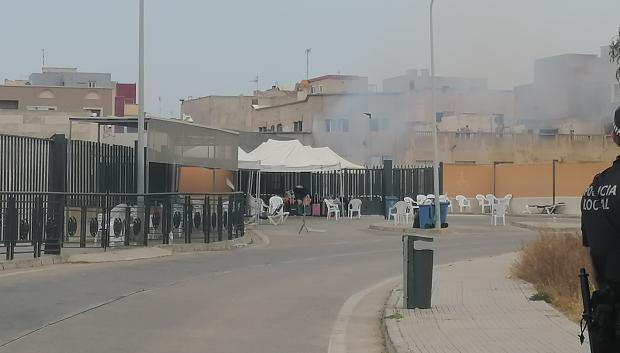 Humo desde el lado marroquí de la divisoria del paso fronterizo de Beni-Enzar en Melilla (31 de julio 2026)