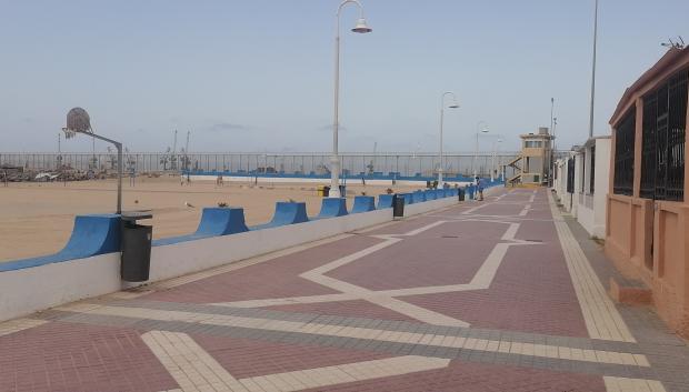 Playas de La Hípica en Melilla donde el jueves se produjo el asalto por agua de decenas de personas procedentes del Marruecos