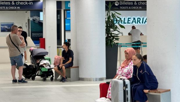 Personas esperando en el puerto de Ceuta para partir hacia la península
