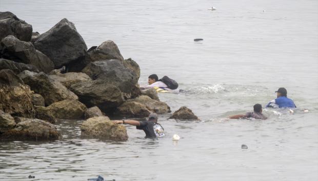 Un grupo de inmigrantes intentado cruzar a nado la frontera para llegar a Ceuta