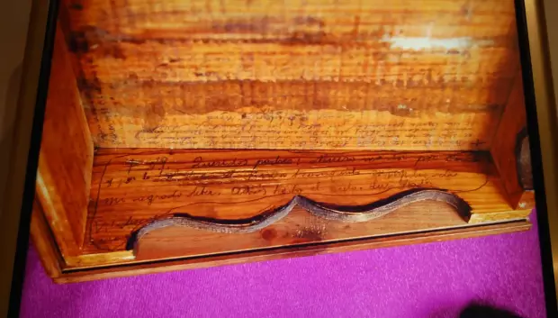 Otro plano del taburete de piano