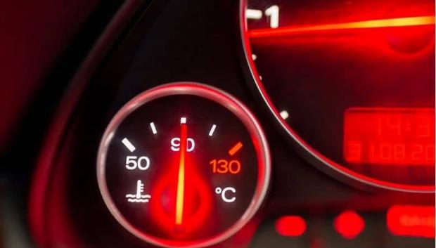 El reloj de temperatura del motor es clave, una pena que muchos coches ya no lo tienen