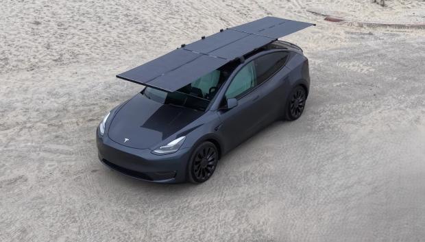 Un Tesla con placas solares para cargarlo al sol