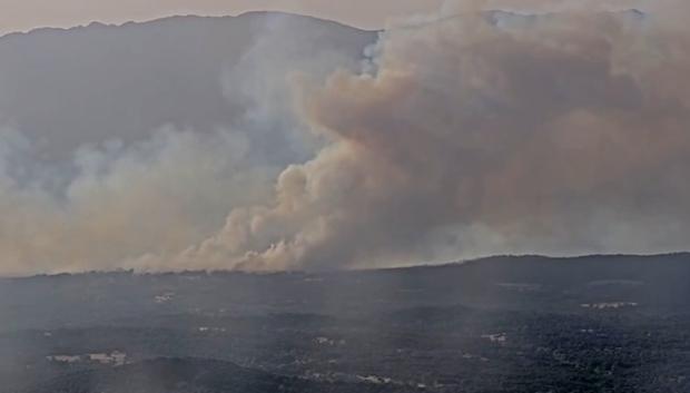 Una "posible reactivación" del incendio de Burgohondo (Ávila) obliga a evacuar una urbanización de La Adrada

REMITIDA / HANDOUT por JCYL
Fotografía remitida a medios de comunicación exclusivamente para ilustrar la noticia a la que hace referencia la imagen, y citando la procedencia de la imagen en la firma
01/8/2026