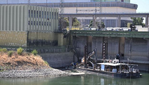 Estructura de captación de agua y el canal de agua fría de la central nuclear de Paks –que utiliza agua del río Danubio– cerca de Paks