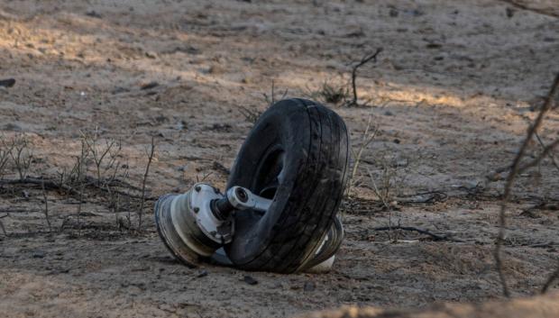 Se observan los restos de la avioneta involucrada en un accidente mortal que cobró la vida de sus 13 ocupantes en el distrito de Vista Alegre, Nazca (Perú)