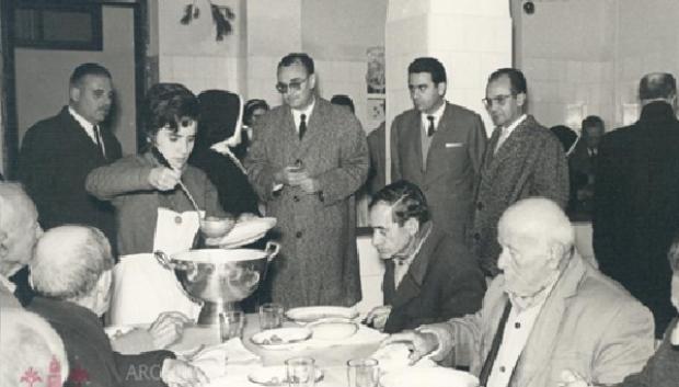 El alcalde Guzmán Reina y el concejal Juan Antonio Palomino visitan a los ingresados en el Asilo (1964)