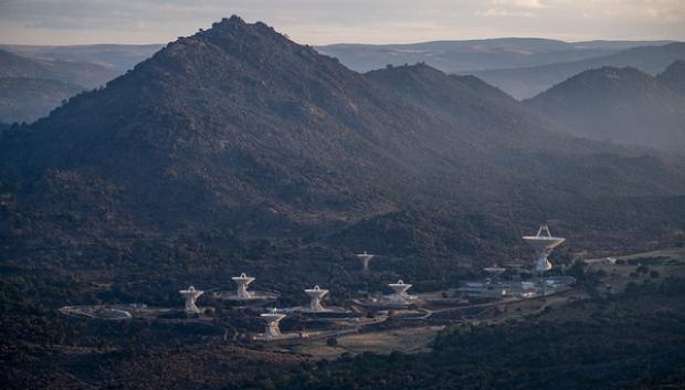 El Complejo de Comunicaciones de la NASA se convirtió en la "zona cero" de la defensa contra el fuego, ya que las llamas rodearon completamente su perímetro de seguridad en Robledo de Chavela durante los peores momentos del incendio de la Sierra Oeste.A pesar de que el fuego calcinó los montes públicos colindantes y obligó a evacuar de urgencia a todo el personal, la base científica se salvó gracias a un despliegue crítico de los servicios de emergencia.