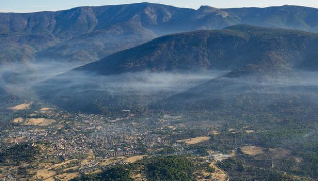 El gran incendio forestal originado en Burgohondo mantiene en máxima alerta al Valle del Tiétar, tras dejar un panorama desolador y obligar a evacuaciones masivas en las provincias de Ávila, Madrid y Toledo. Aunque la situación general del fuego ha mostrado una evolución favorable, un violento rebrote este fin de semana obligó a desalojar de urgencia una urbanización en La Adrada.