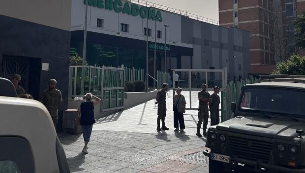 Un grupo de soldados custodia la entrada de un supermercado situado a 20 minutos de la Playa de El Trampolín, donde se hacinan cientos de inmigrantes
