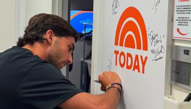 Ferran Torres deja su firma en el programa 'Today' de la NBC