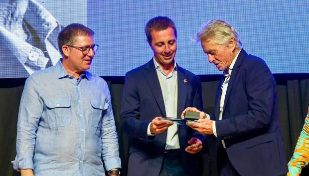 Michael Douglas recibiendo el galardón este lunes en la gala 'Terra d'Honor' en la finca Costa Nord de Valldemossa