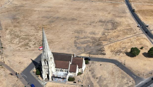 Iglesia de All Saints rodeada de hierba reseca en Blackheath Common, en Londres (Reino Unido)