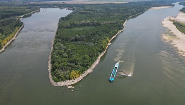 Una vista aérea muestra el lecho del río Danubio