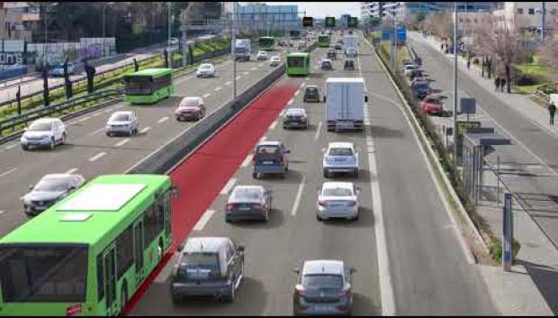 Ocupa el carril izquierdo pero no está pintado de rojo como aparece en la recreación