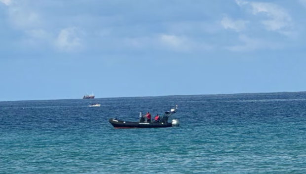 Lancha de rescate por el litoral de la playa de Bakio