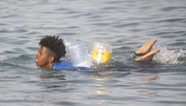 (Foto de ARCHIVO)
Un migrante intenta cruzar a España desde Marruecos, a 31 de julio de 2026, en Ceuta (España)