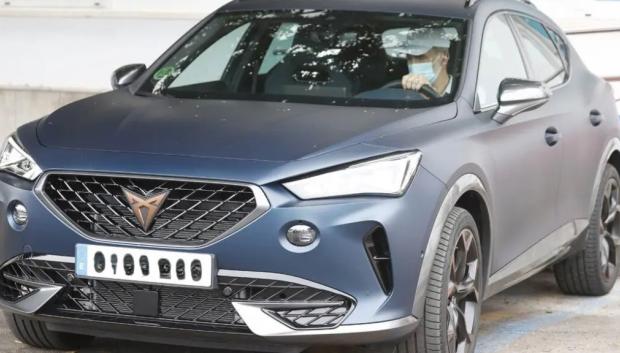 El Rey lleva años conduciendo un Cupra, en la imagen con mascarilla