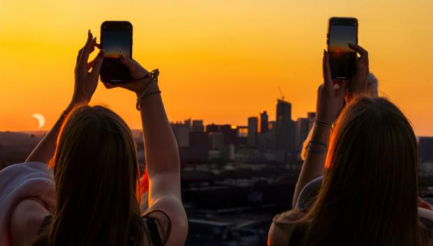 Personas fotografiando un eclipse